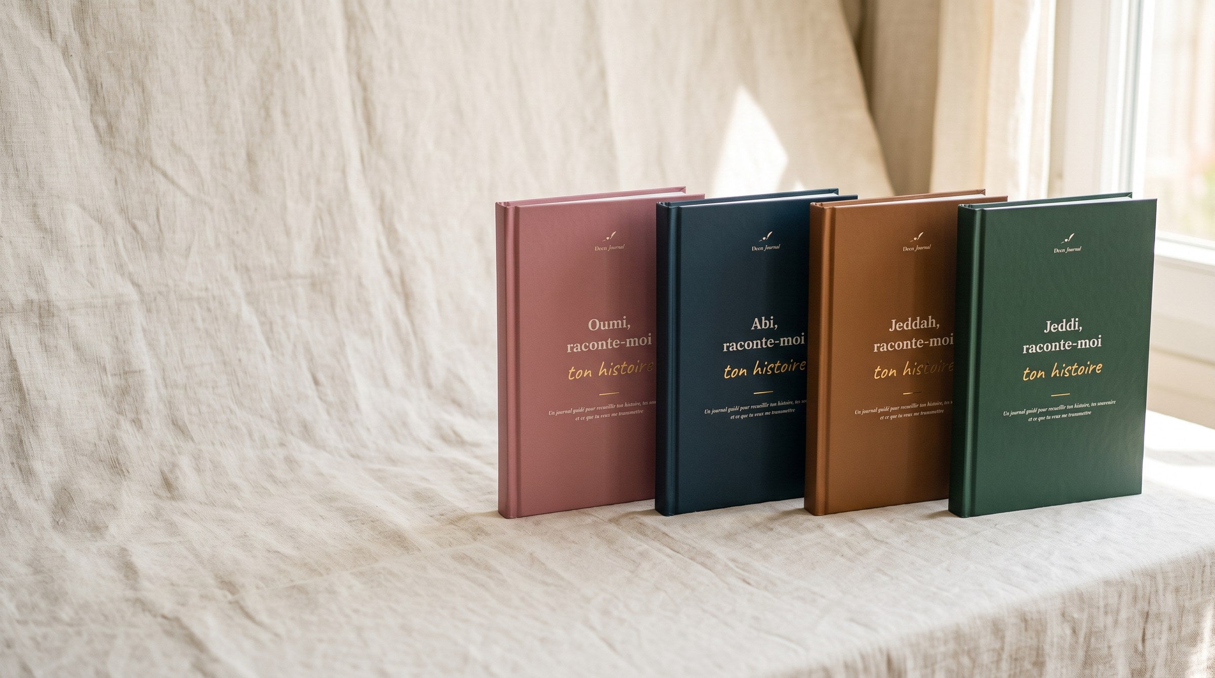 Les quatre journaux Deen Journal posés sur une nappe de lin