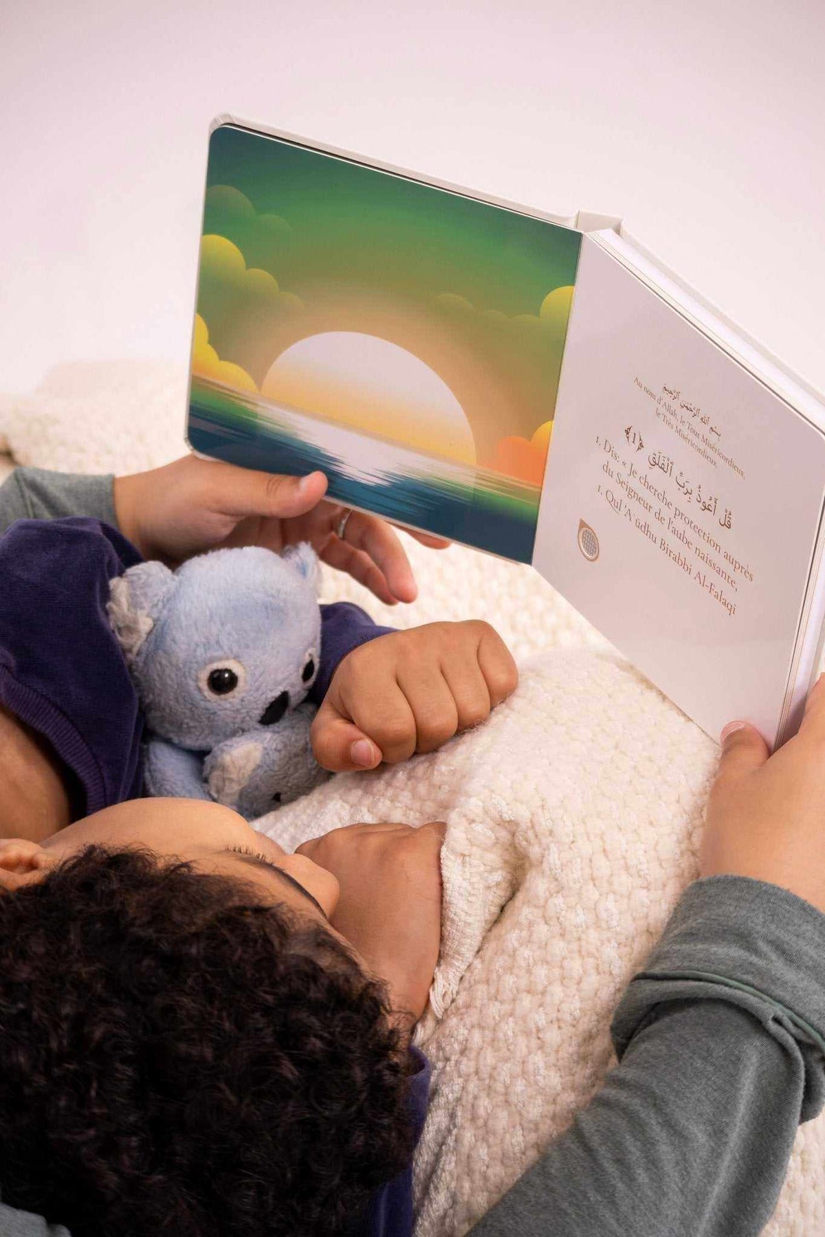 Livre sonore pour enfants avec sourates coraniques en audio, apprentissage ludique et immersion religieuse.